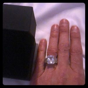 Size 4 engagement ring stunning and by Jeulia